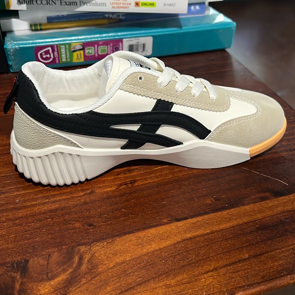 COPY - Lively official orthopedic shoes. Vintage look!